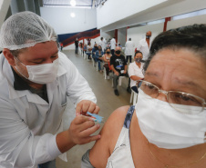 O Paraná ultrapassou a 900 mil pessoas que receberam as duas doses da vacina contra a Covid-19 e se aproxima do marco de 1 milhão de cidadãos completamente imunizados.  -  Curitiba, 27/04/2021  -  Foto: Jonathan Campos/AEN