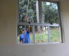 O Mãos Amigas, programa de ressocialização que utiliza a mão de obra de apenados para manutenção e conservação de prédios escolares, em 2020, atendeu 90 colégios de oito Núcleos Regionais de Educação pelo Paraná e contou com a participação de quase 100 apenados. A proposta é ampliar o atendimento para mais duas regionais em 2021: Cascavel e Umuarama.  -  Curitiba, 28/04/2021  -  Foto: Fundepar