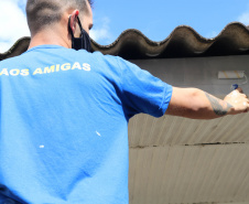O Mãos Amigas, programa de ressocialização que utiliza a mão de obra de apenados para manutenção e conservação de prédios escolares, em 2020, atendeu 90 colégios de oito Núcleos Regionais de Educação pelo Paraná e contou com a participação de quase 100 apenados. A proposta é ampliar o atendimento para mais duas regionais em 2021: Cascavel e Umuarama. Na foto, apenado Thiago Vicente  -  Curitiba, 28/04/2021  -  Foto: Fundepar
