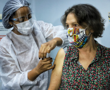 Em ritmo acelerado no processo de aplicação da vacina contra a Covid-19, 63 municípios do Paraná já começaram a imunizar pessoas a partir de 60 anos. Foto: Jose Fernando Ogura