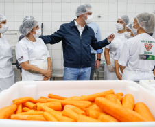 O governador Carlos Massa Ratinho Junior acompanha  a entrega nesta sexta-feira (30), de cerca de 50 mil quilos de produtos arrecadados junto aos permissionários, atacadistas e produtores no Ceasa. Foto: Jonathan Campos