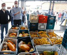 O governador Carlos Massa Ratinho Junior acompanha  a entrega nesta sexta-feira (30), de cerca de 50 mil quilos de produtos arrecadados junto aos permissionários, atacadistas e produtores no Ceasa. Foto: Jonathan Campos