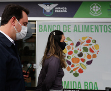 O governador Carlos Massa Ratinho Junior acompanha  a entrega nesta sexta-feira (30), de cerca de 50 mil quilos de produtos arrecadados junto aos permissionários, atacadistas e produtores no Ceasa. Foto: Jonathan Campos