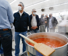 O governador Carlos Massa Ratinho Junior acompanha  a entrega nesta sexta-feira (30), de cerca de 50 mil quilos de produtos arrecadados junto aos permissionários, atacadistas e produtores no Ceasa. Foto: Jonathan Campos