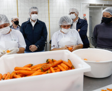 O governador Carlos Massa Ratinho Junior acompanha  a entrega nesta sexta-feira (30), de cerca de 50 mil quilos de produtos arrecadados junto aos permissionários, atacadistas e produtores no Ceasa. Foto: Jonathan Campos