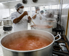 O governador Carlos Massa Ratinho Junior acompanha  a entrega nesta sexta-feira (30), de cerca de 50 mil quilos de produtos arrecadados junto aos permissionários, atacadistas e produtores no Ceasa. Foto: Jonathan Campos