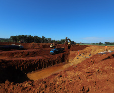 Andamento das obras (terraplanagem)  para o viaduto de acesso à Ponte Tancredo Neves, parte da  rodovia Perimetral Leste, em Foz do Iguaçu08/04/2021 - Foto: Geraldo Bubniak/AEN