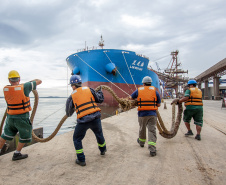 Neste dia 1º de maio, Dia do Trabalhador, a Portos do Paraná destaca a importância do trabalho portuário para a manutenção de diversas atividades econômicas no Estado, direta ou indiretamente.  -  Fotos: Arquivo/ Claudio Neves/Portos do Paraná