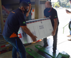 O Paraná recebeu na manhã deste sábado (1º) 14.600 doses da Coronavac, fabricada pelo Instituto Butantan/Sinovac. O volume é parte das 406.100 doses de vacinas contra a Covid-19, referentes ao 16° lote enviado pelo Ministério da Saúde ao Estado.  -  Curitiba, 01/05/2021  -  Foto: Américo Antonio/SESA