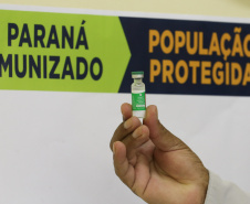 O Paraná recebe nesta segunda-feira (03) mais 391.500 doses  de vacinas da Covishield, da Universidade de Oxford/AstraZeneca/Fiocruz. - Curitiba, 02/05/2021   - Foto: Geraldo Bubniak/Arquivo AEN