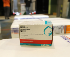 O Paraná recebe nesta segunda-feira (03) mais 391.500 doses  de vacinas da Covishield, da Universidade de Oxford/AstraZeneca/Fiocruz. - Curitiba, 02/05/2021   -  Foto: Geraldo Bubniak/Arquivo AEN