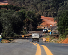 O governador Carlos Massa Ratinho Junior entregou nesta segunda-feira (3) o primeiro trecho da pavimentação da Rodovia Vereador Miguel Ribeiro Picheth (PR-364), estrada que liga os municípios de Irati e São Mateus do Sul, no Centro-Sul do Estado.  - Irati, 03/05/2021  -  Foto: Rodrigo Félix Leal/Infra