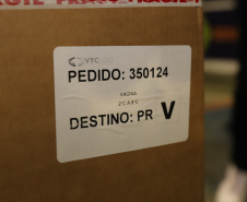 O  Secretário de Estado da Saúde, Beto Preto e o vice-prefeito Eduardo Pimentel recebem o primeiro lote de  32.760 doses de vacinas contra a Covid-19 da  Pfizer   no Centro de Medicamentos do Paraná (Cemepar), em Curitiba, na noite desta segunda-feira (3).  Foto: Geraldo Bubniak/AEN