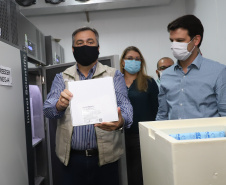 O  Secretário de Estado da Saúde, Beto Preto e o vice-prefeito Eduardo Pimentel recebem o primeiro lote de  32.760 doses de vacinas contra a Covid-19 da  Pfizer   no Centro de Medicamentos do Paraná (Cemepar), em Curitiba, na noite desta segunda-feira (3).  Foto: Geraldo Bubniak/AEN