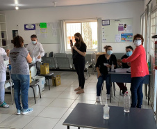O Paraná aplicou 50.172 doses de vacina contra a Covid-19 neste fim de semana (01 e 02). Pelo menos 92 municípios da abrangência de 20 Regionais de Saúde realizaram ações que fazem parte da campanha do Governo do Estado “De Domingo a Domingo”. -  Curitiba, 03/05/2021  -  Foto: SESA