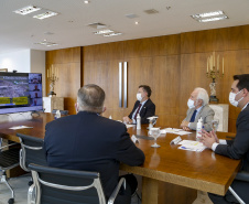 Governador Carlos Massa Ratinho Junior  com representantes da GerdauFoto Gilson Abreu/AEN