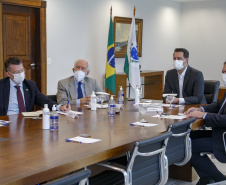 Governador Carlos Massa Ratinho Junior  com representantes da GerdauFoto Gilson Abreu/AEN