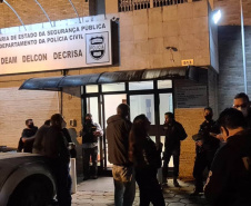 A Polícia Civil do Paraná (PCPR) prendeu uma mulher, de 37 anos e três homens, de 32, 33 e 23, envolvidos em uma associação criminosa que aplicava golpes. Eles são responsáveis por enganar cerca de 100 vítimas e gerar um prejuízo estimado em R$ 5 milhões. A ação foi deflagrada na manhã desta terça-feira (4).  -  Curitiba, 04/05/2021  -  Foto: Divulgação PCPR/SESP/PR