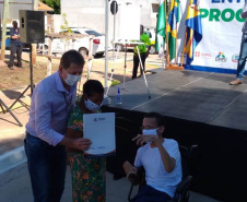 Vinte famílias que residiam em condições precárias em Guaíra, cidade da região Oeste do Paraná, deixaram as dificuldades para trás ao conquistarem, nesta terça-feira (4), as chaves da casa própria. As casas foram construídas em uma parceria do Governo do Estado com a Itaipu Binacional e a prefeitura e receberam investimentos de R$ 1 milhão, utilizado para subsidiar integralmente o valor dos imóveis aos beneficiários. (Foto: Prefeitura de Guaíra)