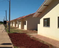 Vinte famílias que residiam em condições precárias em Guaíra, cidade da região Oeste do Paraná, deixaram as dificuldades para trás ao conquistarem, nesta terça-feira (4), as chaves da casa própria. As casas foram construídas em uma parceria do Governo do Estado com a Itaipu Binacional e a prefeitura e receberam investimentos de R$ 1 milhão, utilizado para subsidiar integralmente o valor dos imóveis aos beneficiários. (Foto: Prefeitura de Guaíra)