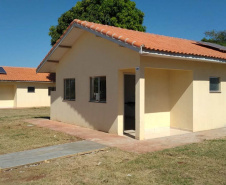 Vinte famílias que residiam em condições precárias em Guaíra, cidade da região Oeste do Paraná, deixaram as dificuldades para trás ao conquistarem, nesta terça-feira (4), as chaves da casa própria. As casas foram construídas em uma parceria do Governo do Estado com a Itaipu Binacional e a prefeitura e receberam investimentos de R$ 1 milhão, utilizado para subsidiar integralmente o valor dos imóveis aos beneficiários. (Foto: Prefeitura de Guaíra)