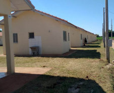 Vinte famílias que residiam em condições precárias em Guaíra, cidade da região Oeste do Paraná, deixaram as dificuldades para trás ao conquistarem, nesta terça-feira (4), as chaves da casa própria. As casas foram construídas em uma parceria do Governo do Estado com a Itaipu Binacional e a prefeitura e receberam investimentos de R$ 1 milhão, utilizado para subsidiar integralmente o valor dos imóveis aos beneficiários. (Foto: Prefeitura de Guaíra)