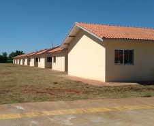 Vinte famílias que residiam em condições precárias em Guaíra, cidade da região Oeste do Paraná, deixaram as dificuldades para trás ao conquistarem, nesta terça-feira (4), as chaves da casa própria. As casas foram construídas em uma parceria do Governo do Estado com a Itaipu Binacional e a prefeitura e receberam investimentos de R$ 1 milhão, utilizado para subsidiar integralmente o valor dos imóveis aos beneficiários. (Foto: Prefeitura de Guaíra)