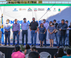 Vinte famílias que residiam em condições precárias em Guaíra, cidade da região Oeste do Paraná, deixaram as dificuldades para trás ao conquistarem, nesta terça-feira (4), as chaves da casa própria. As casas foram construídas em uma parceria do Governo do Estado com a Itaipu Binacional e a prefeitura e receberam investimentos de R$ 1 milhão, utilizado para subsidiar integralmente o valor dos imóveis aos beneficiários. (Foto: Prefeitura de Guaíra)