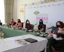 A primeira-dama do Paraná, Luciana Saito Massa, presidiu nesta terça-feira (4), em Curitiba, o primeiro Encontro de Primeiras-Damas do Paraná. A iniciativa tem como objetivo promover um debate entre as primeiras-damas de todos os municípios paranaenses sobre políticas públicas direcionadas à área social e à mulher. 