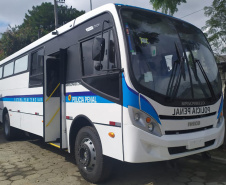 A Secretaria da Segurança Pública do Paraná recebeu nesta terça-feira (4) dois ônibus adaptados para escolta de presos oriundos do Ministério da Justiça e Segurança Pública (MJSP). Eles serão destinados ao Departamento Penitenciário do Paraná (Depen). O secretário Romulo Marinho Soares esteve em São Paulo para receber os veículos.   - Curitiba, 05/05/2021 - Foto: SESP/PR