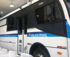 A Secretaria da Segurança Pública do Paraná recebeu nesta terça-feira (4) dois ônibus adaptados para escolta de presos oriundos do Ministério da Justiça e Segurança Pública (MJSP). Eles serão destinados ao Departamento Penitenciário do Paraná (Depen). O secretário Romulo Marinho Soares esteve em São Paulo para receber os veículos.   - Curitiba, 05/05/2021 - Foto: SESP/PR