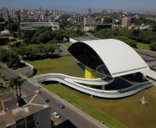 O Museu Oscar Niemeyer (MON) e o MAC Paraná, que ocupa temporariamente as salas 08 e 09 do MON devido à reforma em sua sede principal, já estão de portas abertas para os visitantes.