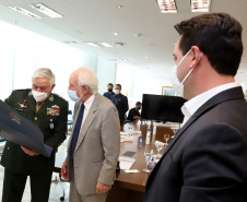 O governador Carlos Massa Ratinho Junior apresentou nesta quarta-feira (5) ao presidente do Superior Tribunal Militar (STM), general do Exército Luis Carlos Gomes Mattos, o projeto de Ponta Grossa para receber a Escola de Sargentos das Armas (ESA) do Exército Brasileiro.  Foto: Ari Dias/AEN