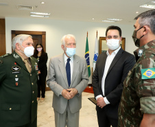 O governador Carlos Massa Ratinho Junior apresentou nesta quarta-feira (5) ao presidente do Superior Tribunal Militar (STM), general do Exército Luis Carlos Gomes Mattos, o projeto de Ponta Grossa para receber a Escola de Sargentos das Armas (ESA) do Exército Brasileiro.  Foto: Ari Dias/AEN