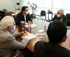 O governador Carlos Massa Ratinho Junior apresentou nesta quarta-feira (5) ao presidente do Superior Tribunal Militar (STM), general do Exército Luis Carlos Gomes Mattos, o projeto de Ponta Grossa para receber a Escola de Sargentos das Armas (ESA) do Exército Brasileiro.  Foto: Ari Dias/AEN