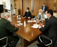 O governador Carlos Massa Ratinho Junior apresentou nesta quarta-feira (5) ao presidente do Superior Tribunal Militar (STM), general do Exército Luis Carlos Gomes Mattos, o projeto de Ponta Grossa para receber a Escola de Sargentos das Armas (ESA) do Exército Brasileiro.  Foto: Ari Dias/AEN