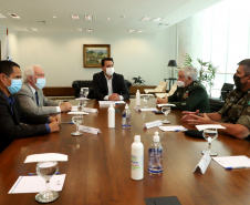 O governador Carlos Massa Ratinho Junior apresentou nesta quarta-feira (5) ao presidente do Superior Tribunal Militar (STM), general do Exército Luis Carlos Gomes Mattos, o projeto de Ponta Grossa para receber a Escola de Sargentos das Armas (ESA) do Exército Brasileiro.  Foto: Ari Dias/AEN