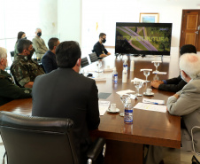 O governador Carlos Massa Ratinho Junior apresentou nesta quarta-feira (5) ao presidente do Superior Tribunal Militar (STM), general do Exército Luis Carlos Gomes Mattos, o projeto de Ponta Grossa para receber a Escola de Sargentos das Armas (ESA) do Exército Brasileiro.  Foto: Ari Dias/AEN