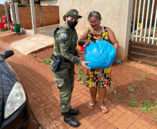 Nesta semana, instituições e famílias paranaenses em situação de vulnerabilidade social receberam mais de 5,6 toneladas de alimentos, 1,6 tonelada de ração para cães e gatos e 221 litros de álcool para higienização das mãos, que foram arrecadados durante a campanha Aniversário Solidário do Batalhão de Polícia Ambiental Força-Verde (BPAmb-FV).   -  Curitiba, 05/05/2021  -  Foto: SESP/PR