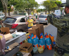 Nesta semana, instituições e famílias paranaenses em situação de vulnerabilidade social receberam mais de 5,6 toneladas de alimentos, 1,6 tonelada de ração para cães e gatos e 221 litros de álcool para higienização das mãos, que foram arrecadados durante a campanha Aniversário Solidário do Batalhão de Polícia Ambiental Força-Verde (BPAmb-FV).   -  Curitiba, 05/05/2021  -  Foto: SESP/PR