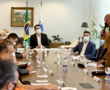 O governador Carlos Massa Ratinho Junior assinou nesta quinta-feira (6), em um ato no Palácio Iguaçu, os decretos que autorizam a promoção de praças da Polícia Militar do Paraná (policiais e bombeiros militares) e a regulamentação da diária extrajornada para policiais militares. Foto:Ari Dias/AEN