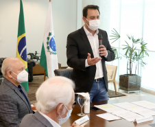 O governador Carlos Massa Ratinho Junior assinou nesta quinta-feira (6), em um ato no Palácio Iguaçu, os decretos que autorizam a promoção de praças da Polícia Militar do Paraná (policiais e bombeiros militares) e a regulamentação da diária extrajornada para policiais militares. Foto:Ari Dias/AEN