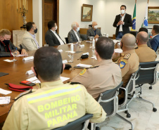 O governador Carlos Massa Ratinho Junior assinou nesta quinta-feira (6), em um ato no Palácio Iguaçu, os decretos que autorizam a promoção de praças da Polícia Militar do Paraná (policiais e bombeiros militares) e a regulamentação da diária extrajornada para policiais militares. Foto:Ari Dias/AEN