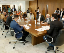 O governador Carlos Massa Ratinho Junior assinou nesta quinta-feira (6), em um ato no Palácio Iguaçu, os decretos que autorizam a promoção de praças da Polícia Militar do Paraná (policiais e bombeiros militares) e a regulamentação da diária extrajornada para policiais militares. Foto:Ari Dias/AEN