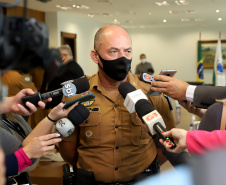 O governador Carlos Massa Ratinho Junior assinou nesta quinta-feira (6), em um ato no Palácio Iguaçu, os decretos que autorizam a promoção de praças da Polícia Militar do Paraná (policiais e bombeiros militares) e a regulamentação da diária extrajornada para policiais militares. Foto:Ari Dias/AEN