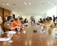 O governador Carlos Massa Ratinho Junior assinou nesta quinta-feira (6), em um ato no Palácio Iguaçu, os decretos que autorizam a promoção de praças da Polícia Militar do Paraná (policiais e bombeiros militares) e a regulamentação da diária extrajornada para policiais militares. Foto:Ari Dias/AEN