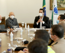 O governador Carlos Massa Ratinho Junior assinou nesta quinta-feira (6), em um ato no Palácio Iguaçu, os decretos que autorizam a promoção de praças da Polícia Militar do Paraná (policiais e bombeiros militares) e a regulamentação da diária extrajornada para policiais militares. Foto:Ari Dias/AEN