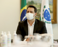 O governador Carlos Massa Ratinho Junior assinou nesta quinta-feira (6), em um ato no Palácio Iguaçu, os decretos que autorizam a promoção de praças da Polícia Militar do Paraná (policiais e bombeiros militares) e a regulamentação da diária extrajornada para policiais militares. Foto:Ari Dias/AEN