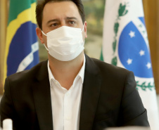 O governador Carlos Massa Ratinho Junior assinou nesta quinta-feira (6), em um ato no Palácio Iguaçu, os decretos que autorizam a promoção de praças da Polícia Militar do Paraná (policiais e bombeiros militares) e a regulamentação da diária extrajornada para policiais militares. Foto:Ari Dias/AEN