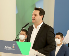 &#8232;A super aula marcou o Dia Nacional da Matemática e foi acompanhada pelo governador Carlos Massa Ratinho Junior; pelo vice-governador Darci Piana; o secretário estadual da Educação e do Esporte, Renato Feder; e contou com a participação do fundador da XP Investimentos, Guilherme Benchimol; do diretor-geral do Instituto de Matemática Pura e Aplicada (IMPA), Marcelo Viana; da professora da rede estadual Ana Paula Heerdt; e do aluno da rede Laerison Rosa.
Foto: Ari Dias/AEN